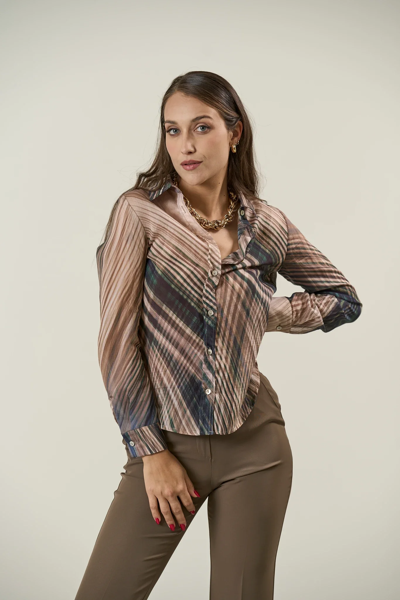 Camicia beige over fantasia astratta