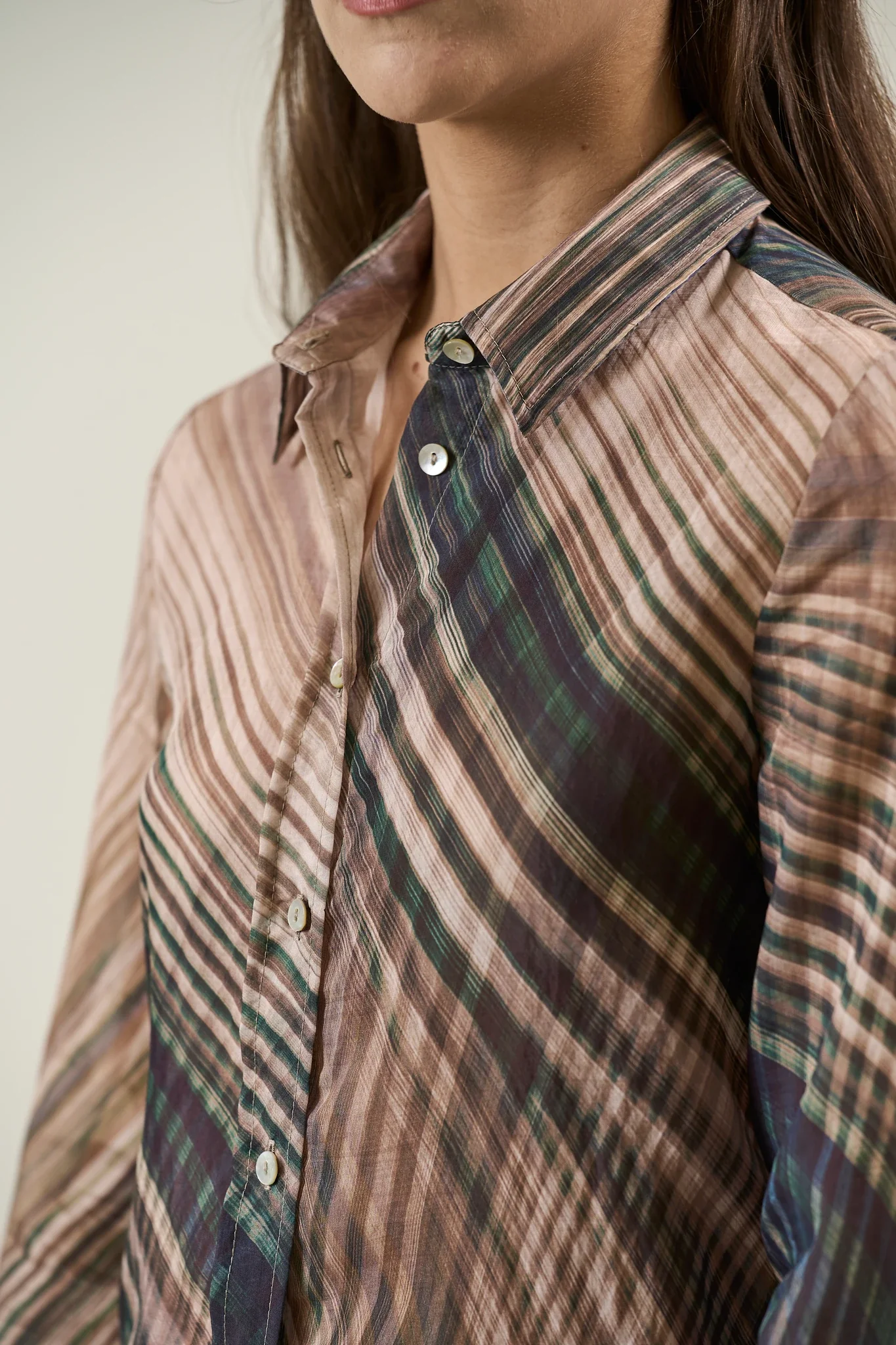 Camicia beige over fantasia astratta - Image 2