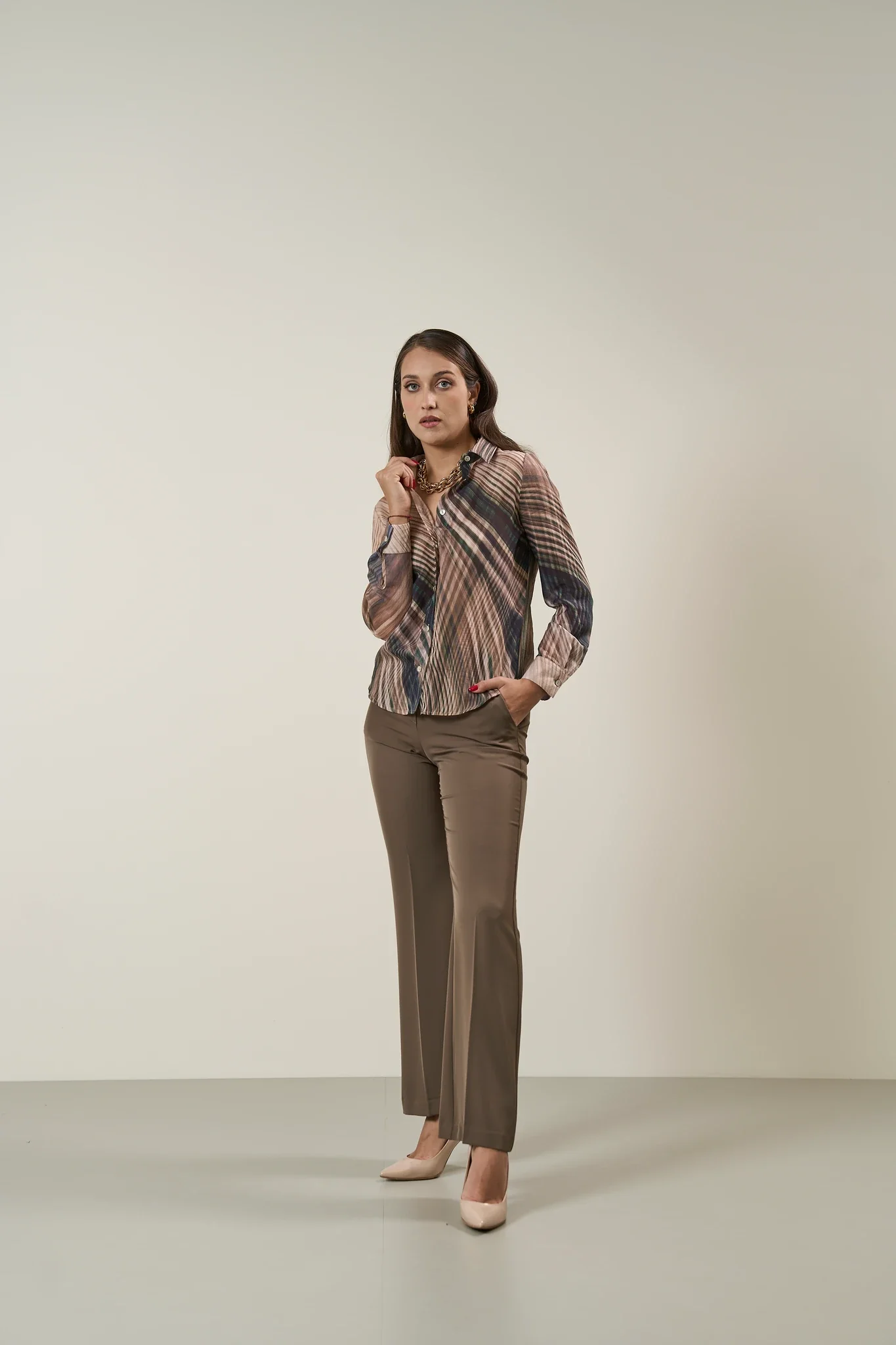 Camicia beige over fantasia astratta - Image 3