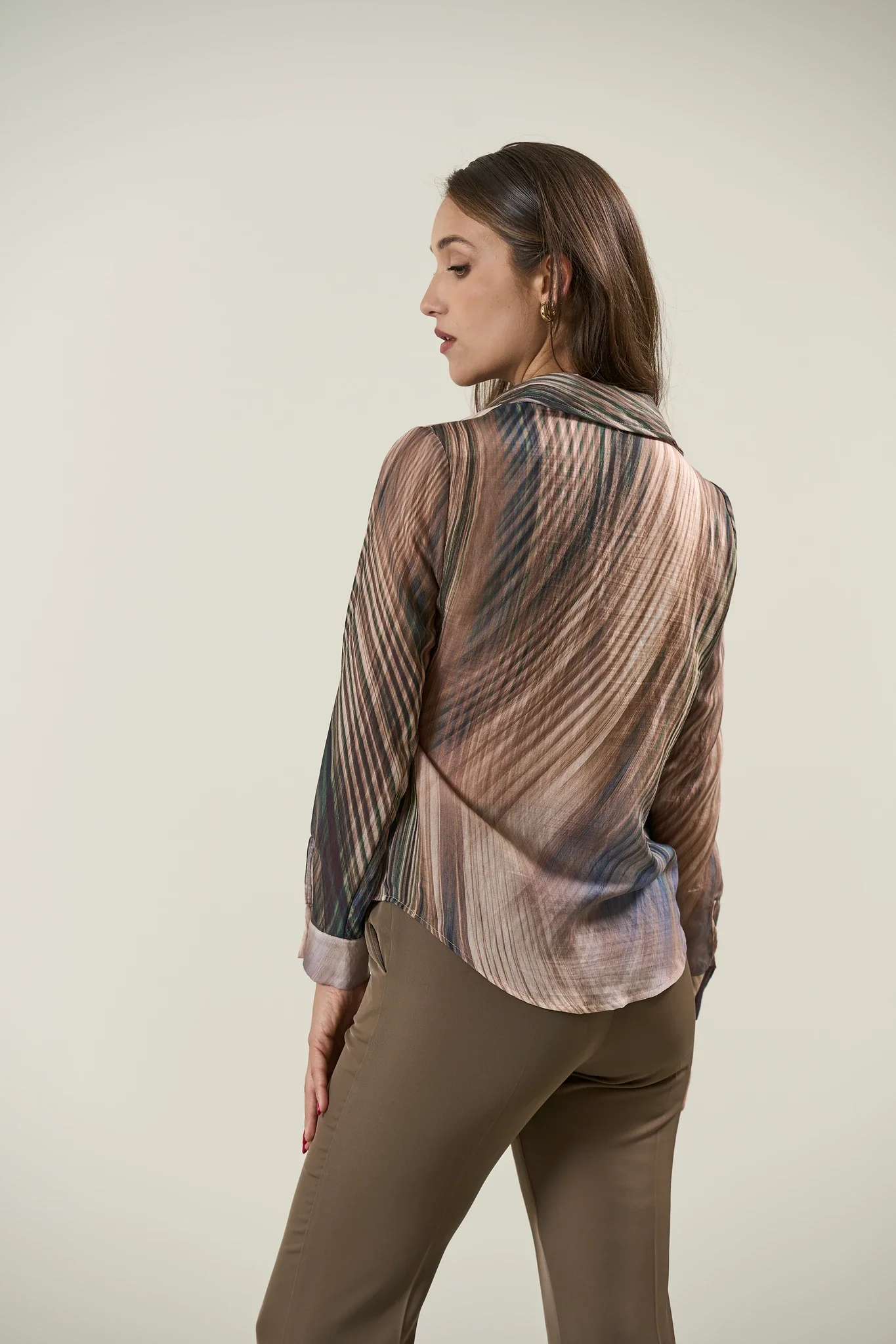 Camicia beige over fantasia astratta - Image 5