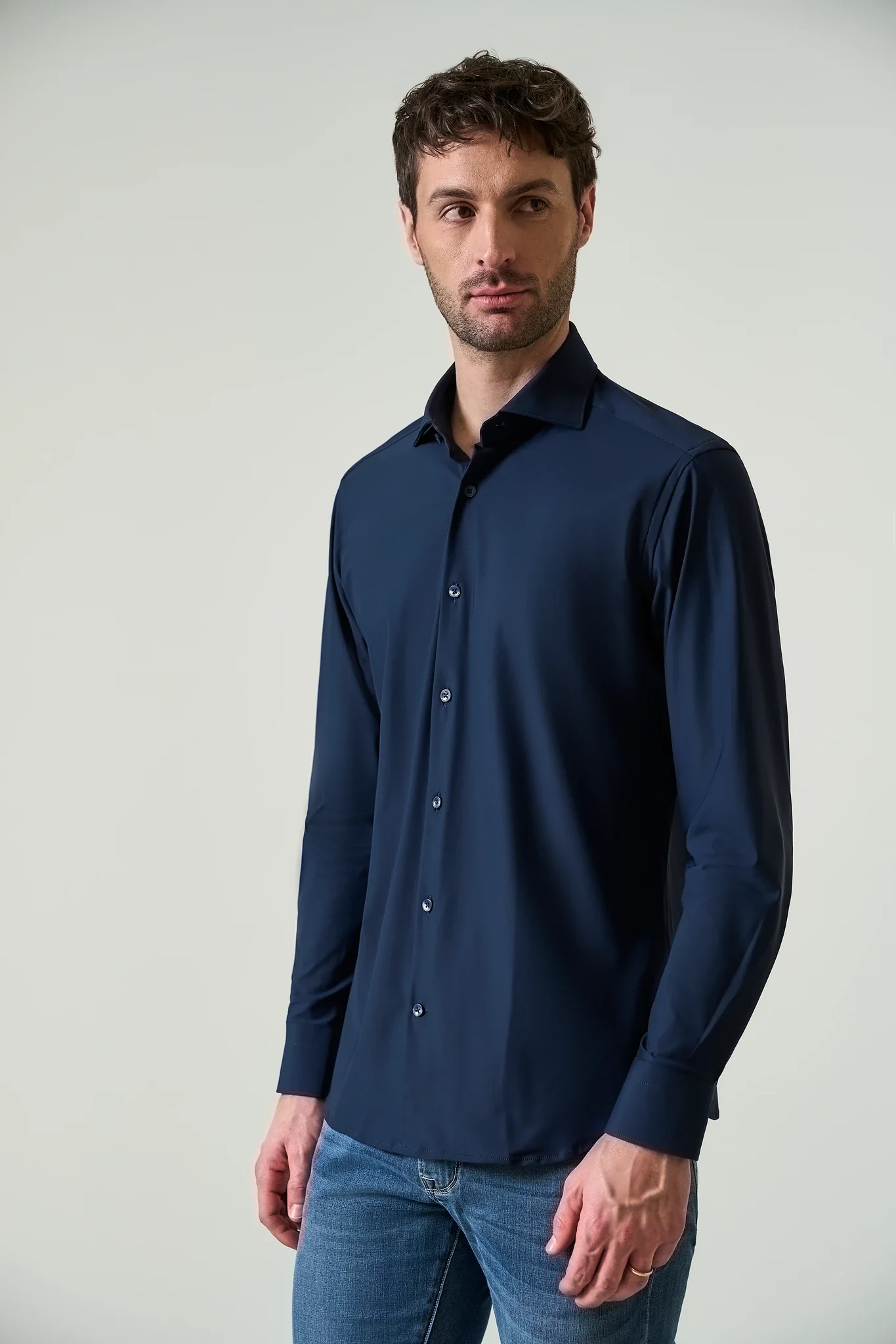 Camicia blu scuro tessuto performance custom fit - Image 4