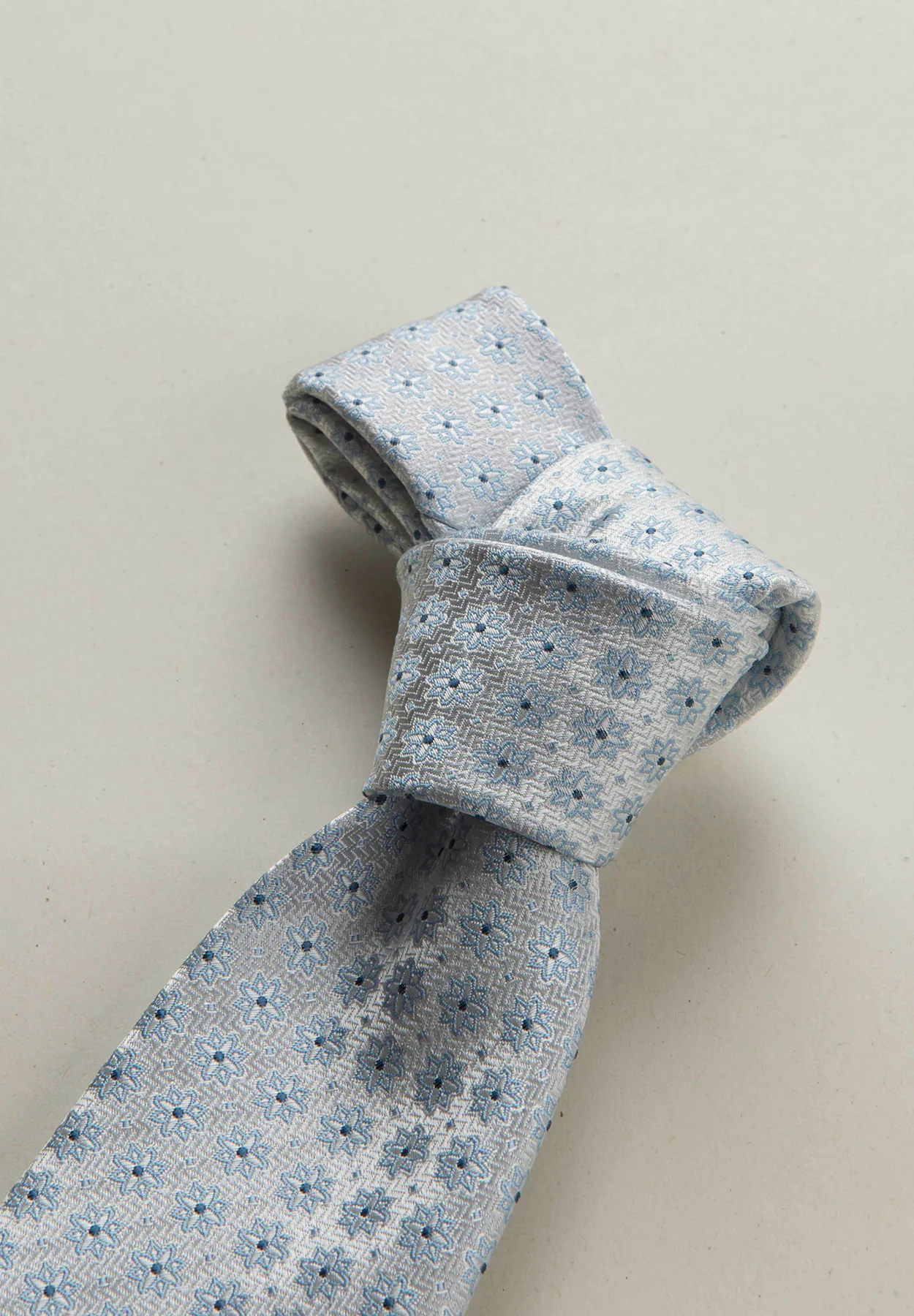Cravatta grigio chiaro fantasia azzurra seta - Image 2