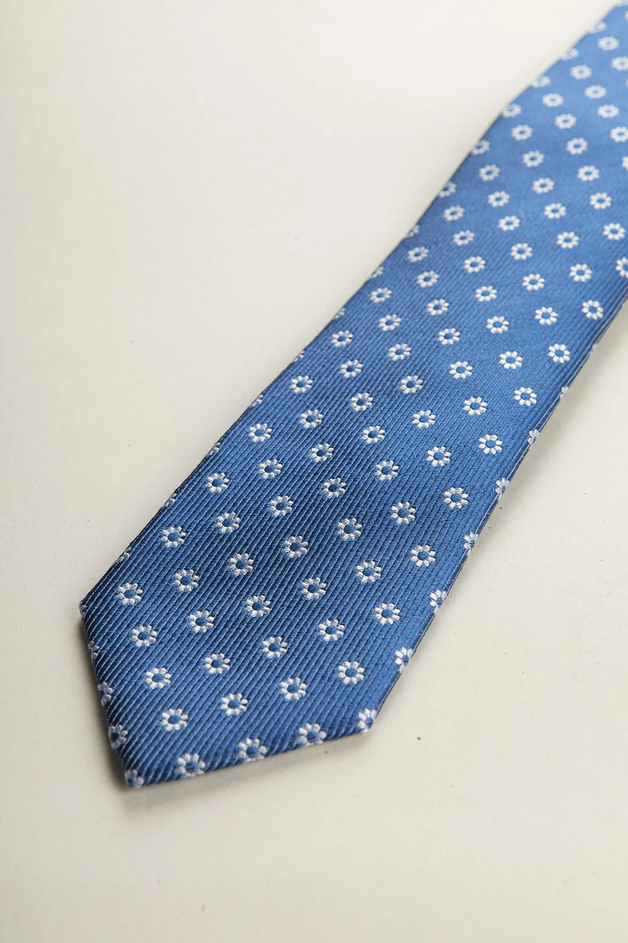 Cravatta bluette fiori bianchi seta - Image 2