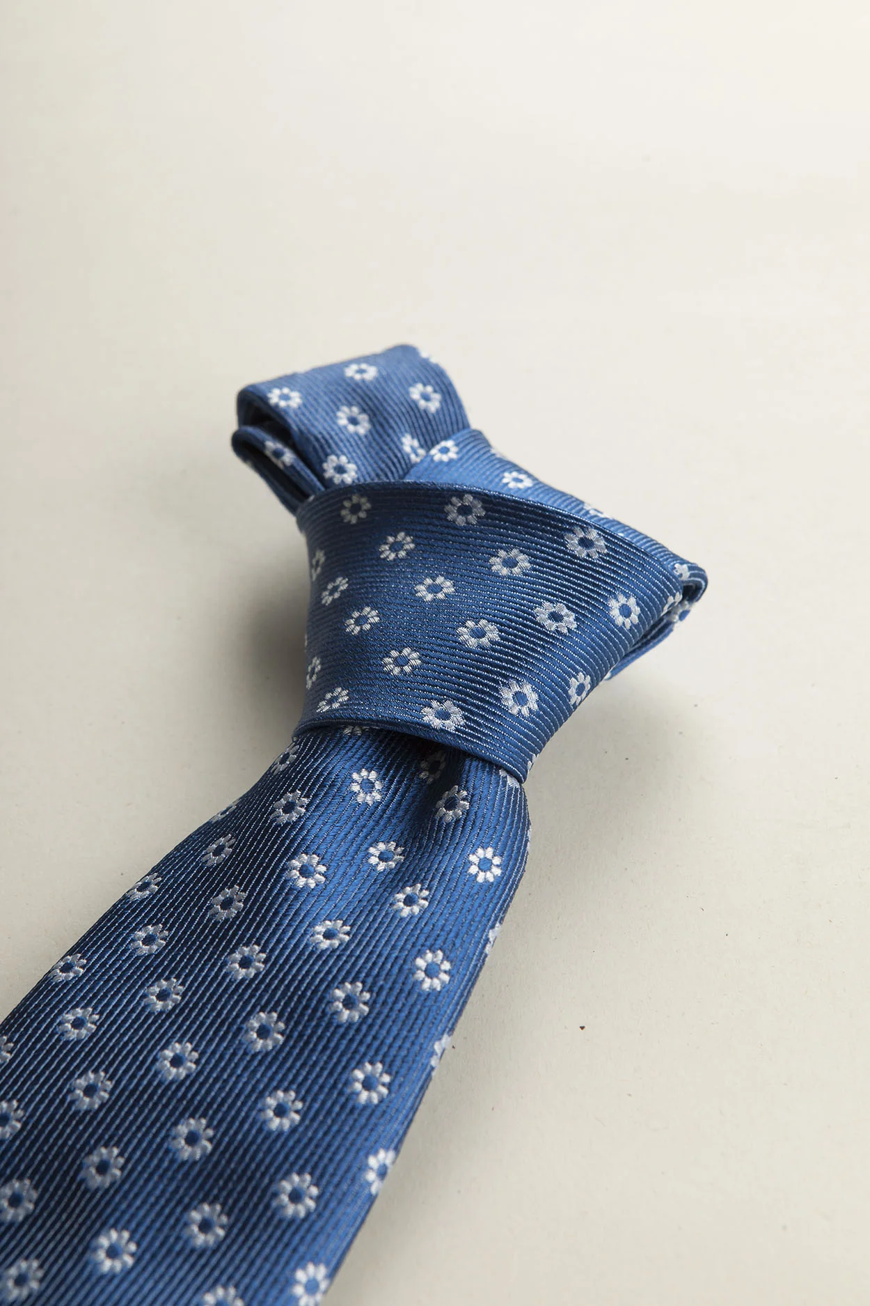 Cravatta bluette fiori bianchi seta - Image 3
