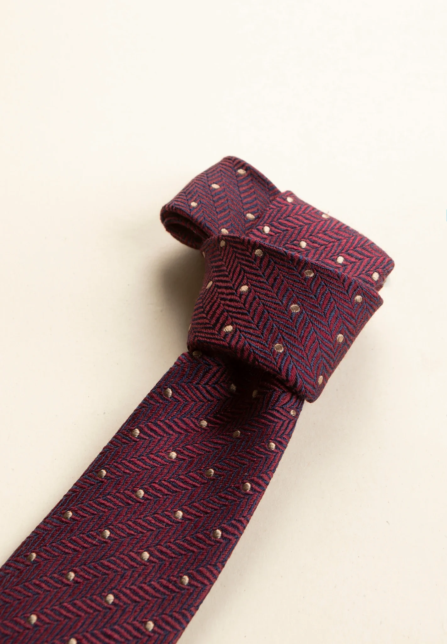 Cravatta bordeaux resca pois blu seta cotone - Image 2