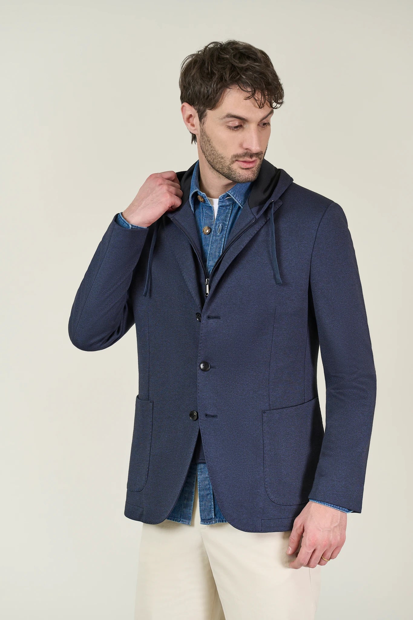 Giacca blu jersey con cappuccio e pettorina - Image 3