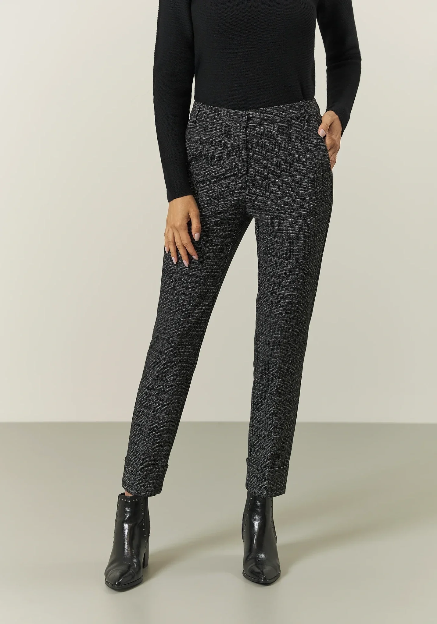 Pantalone nero armatura bianca con risvolto
