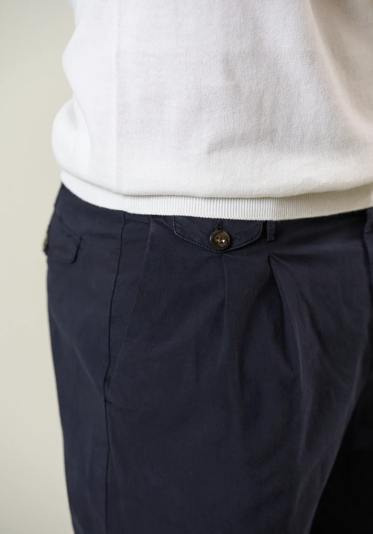 Pantalone blu doppia pinces cotone stretch regular fit - Image 2