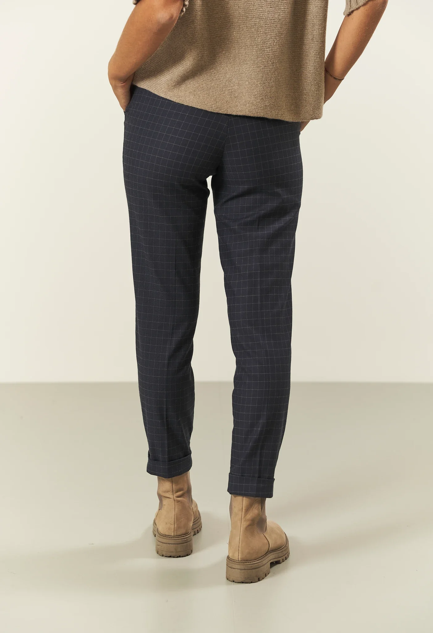 Pantalone blu finestrato beige - Image 4
