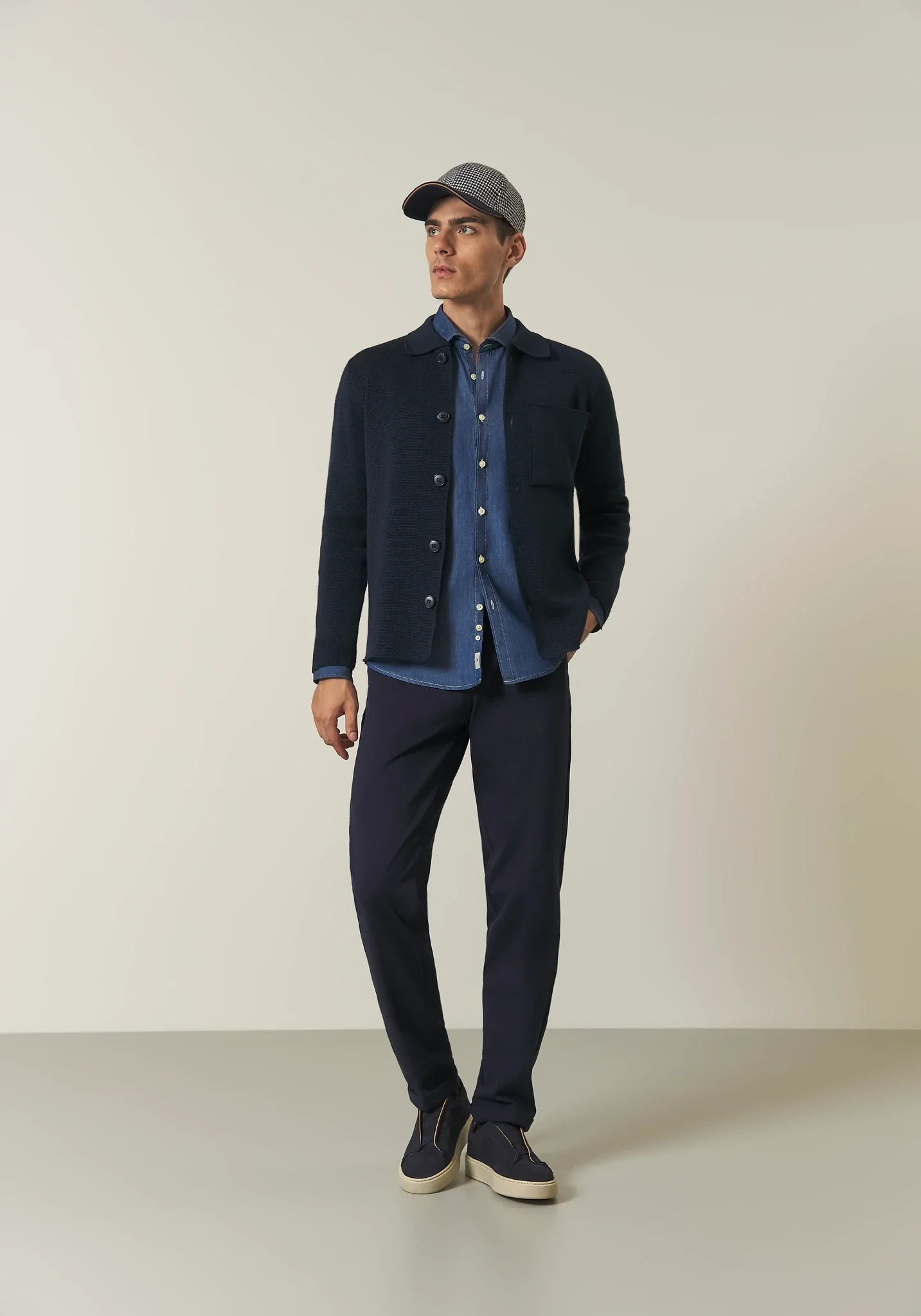 Pantalone blu jersey elasticizzato con risvolto - Image 3