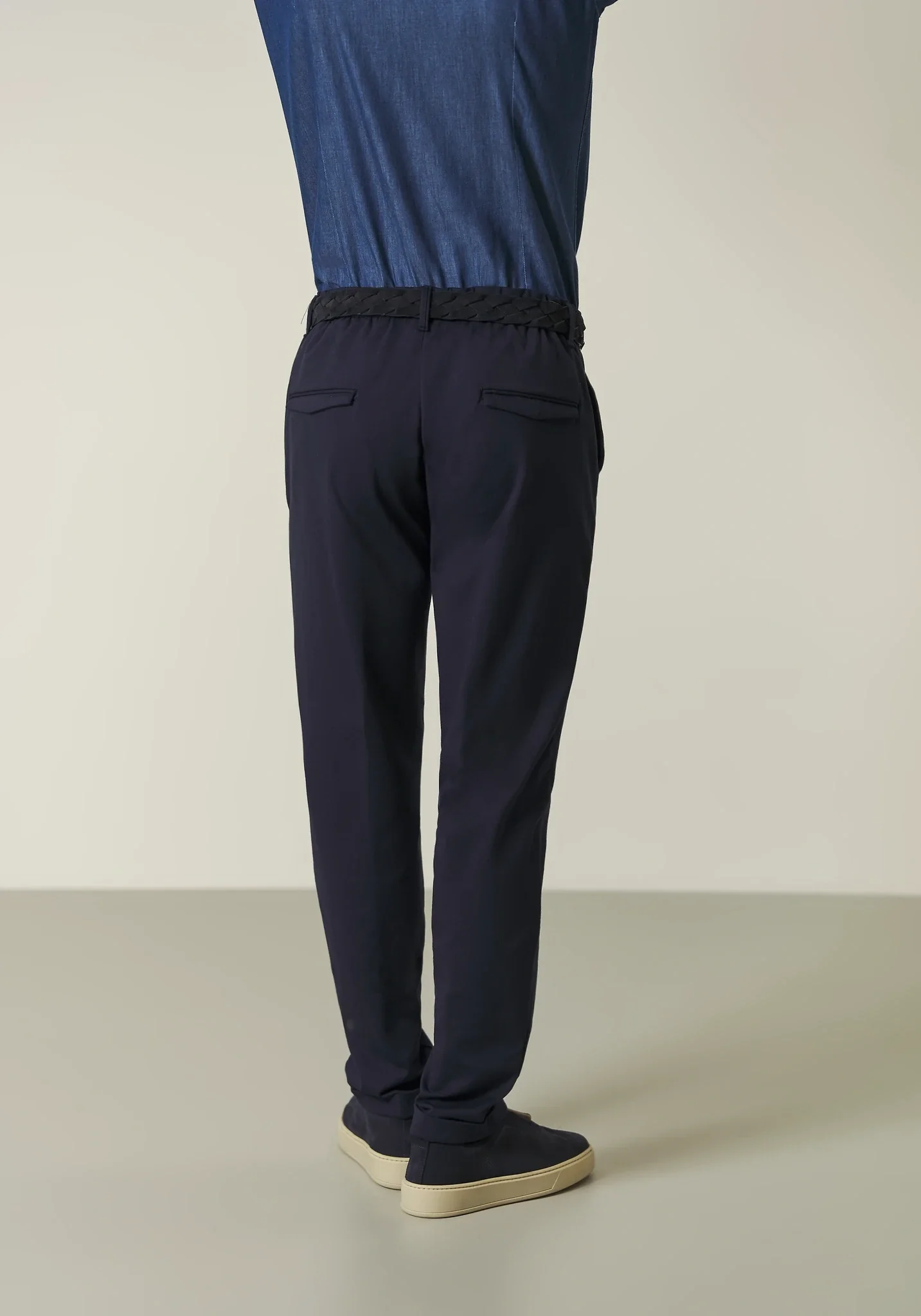 Pantalone blu jersey elasticizzato con risvolto - Image 4