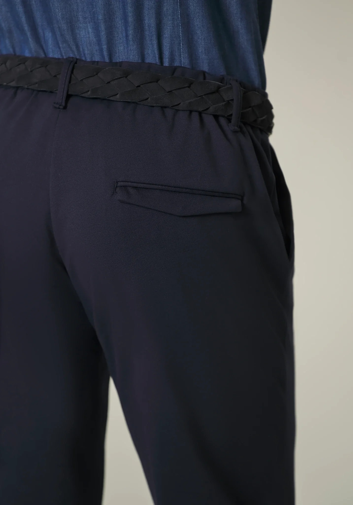 Pantalone blu jersey elasticizzato con risvolto - Image 5