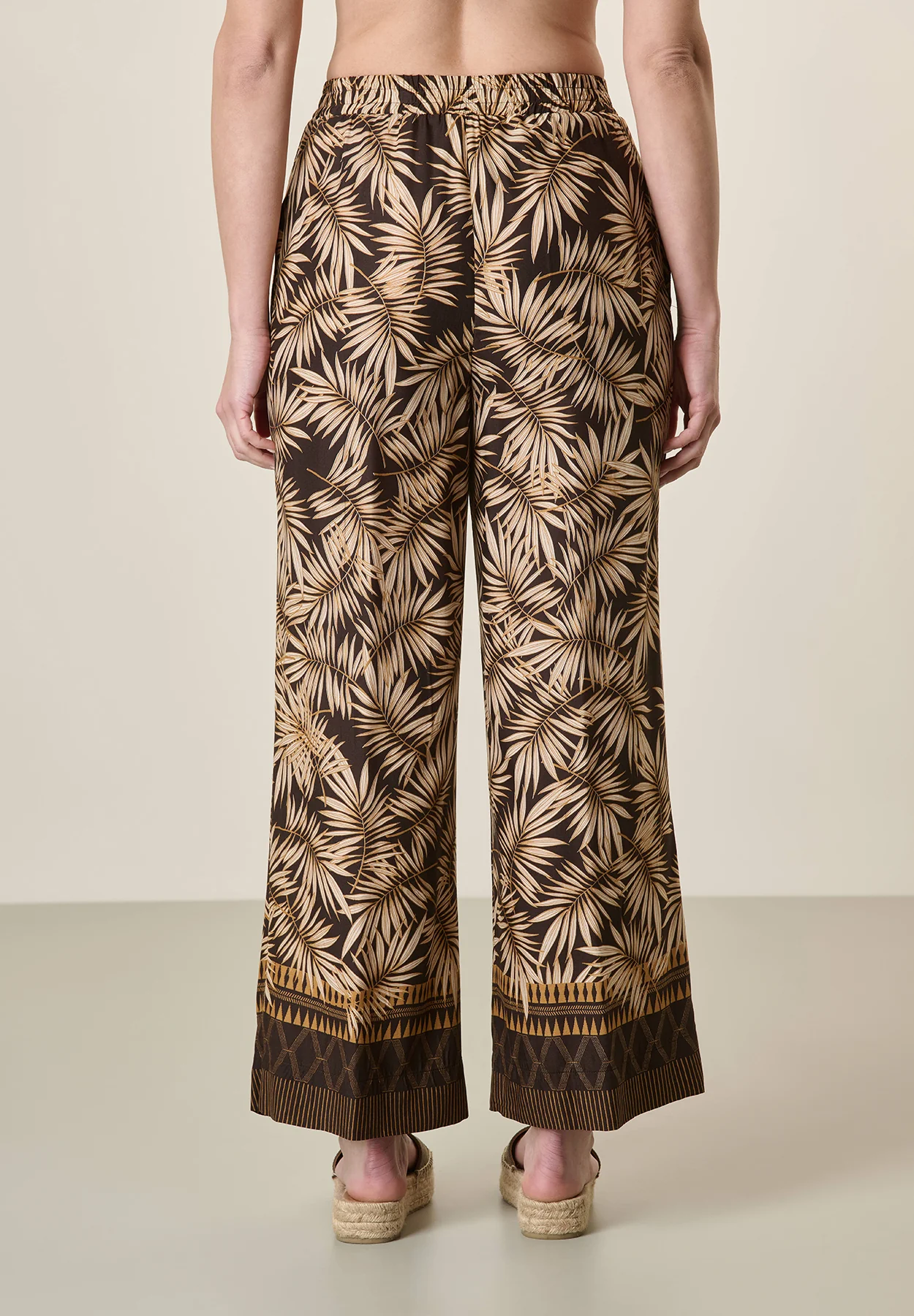 Pantalone marrone palazzo viscosa fantasia foglie - Image 3