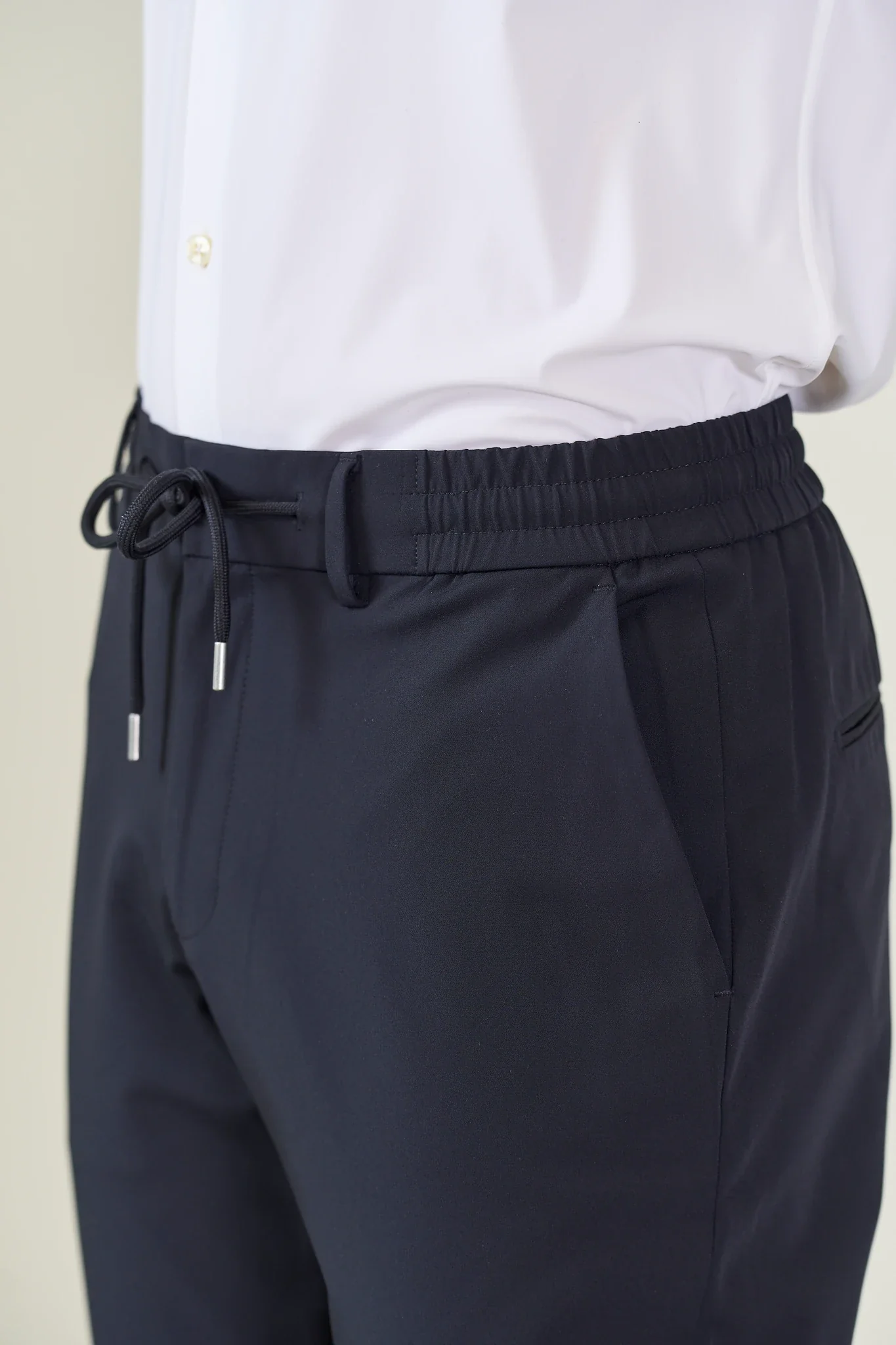 Pantalone blu tessuto performance con coulisse custom fit - Image 2