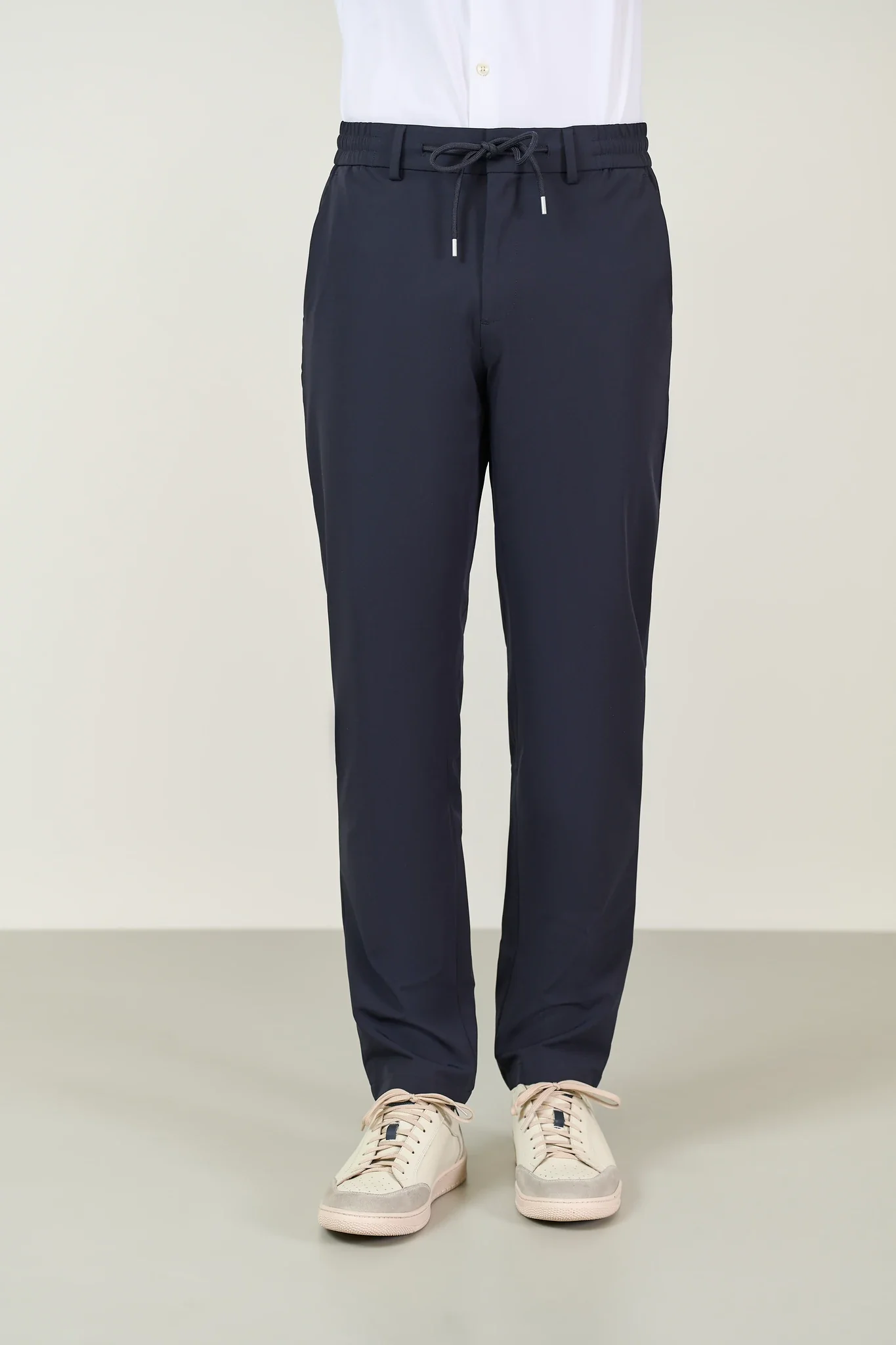 Pantalone blu tessuto performance con coulisse custom fit - Image 3