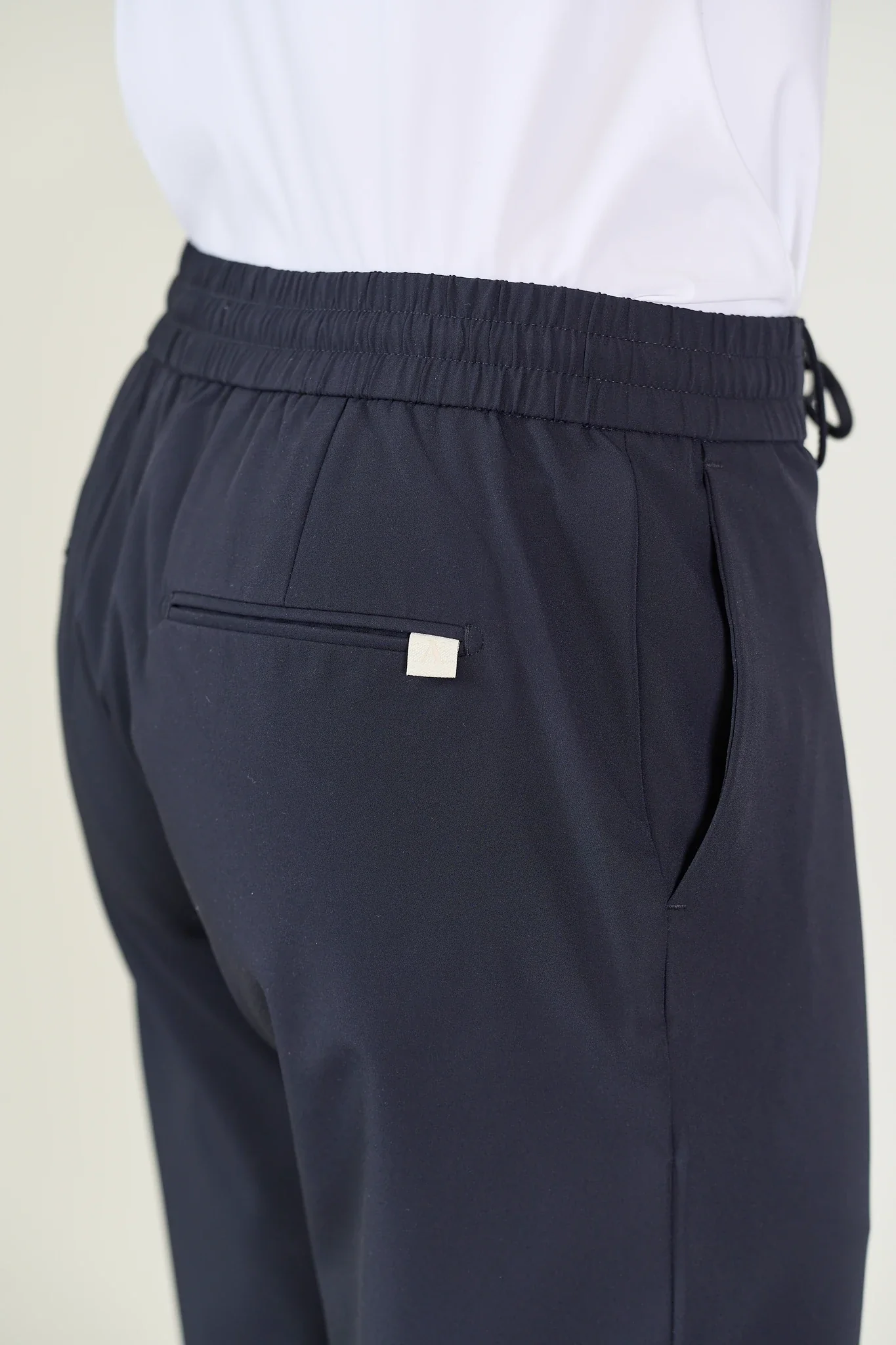 Pantalone blu tessuto performance con coulisse custom fit - Image 4