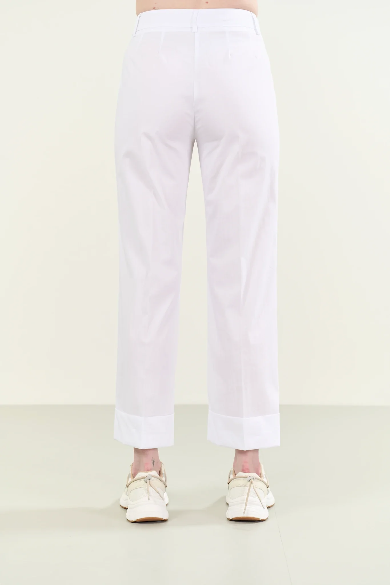 Pantalone bianco con risvolto cotone stretch - Image 3