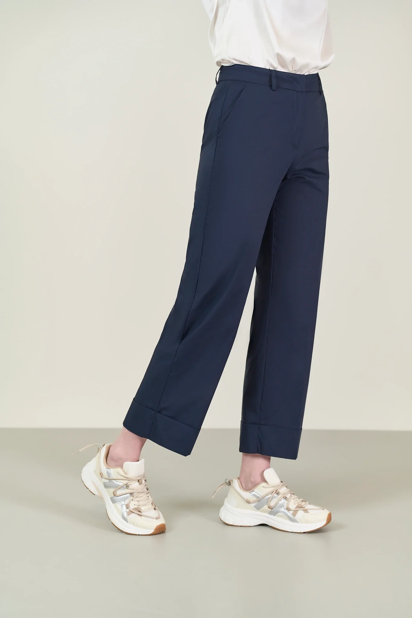 Pantalone blu con risvolto cotone stretch