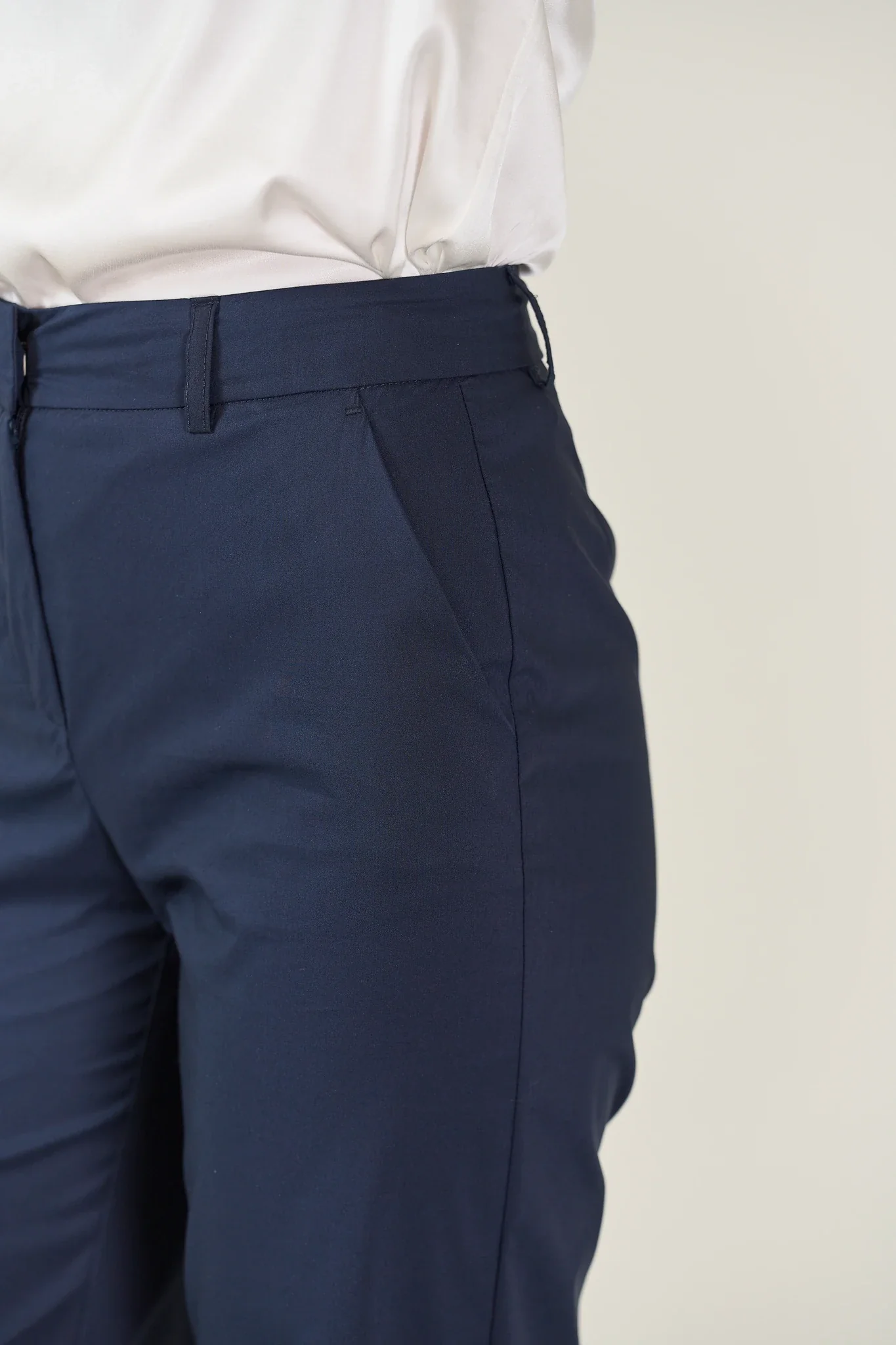Pantalone blu con risvolto cotone stretch - Image 2