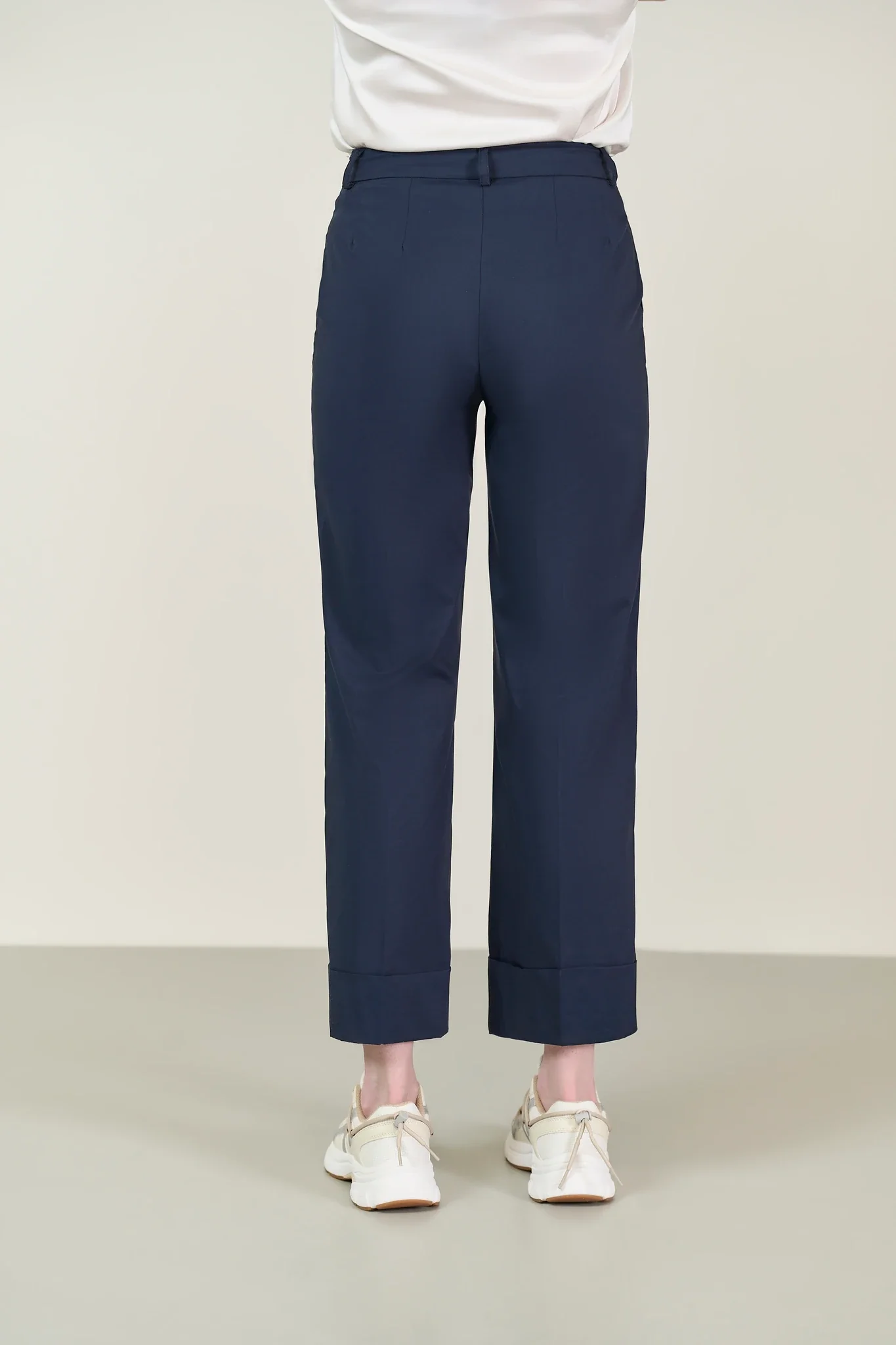 Pantalone blu con risvolto cotone stretch - Image 4