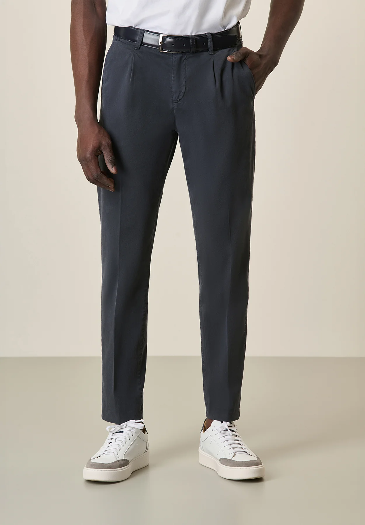Pantalone blu pinces cotone tencel slim fit