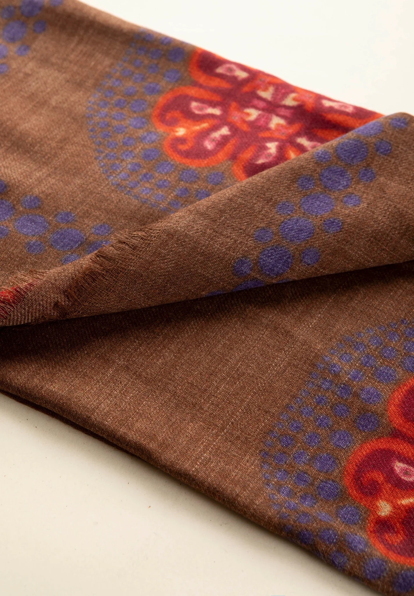 Pashmina marrone fiori rossi lana - Image 3