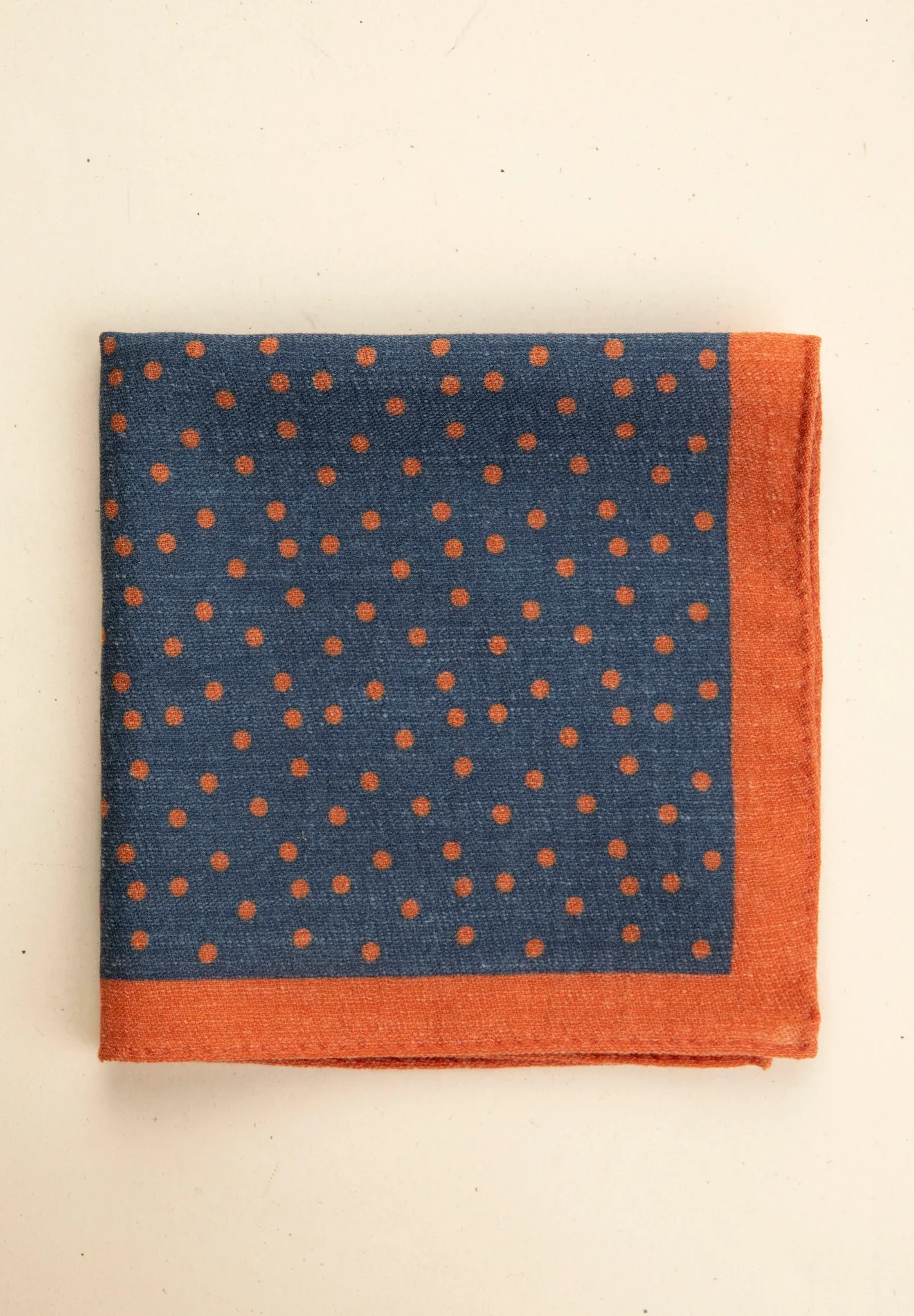 Pochette blu navy lana pois arancioni