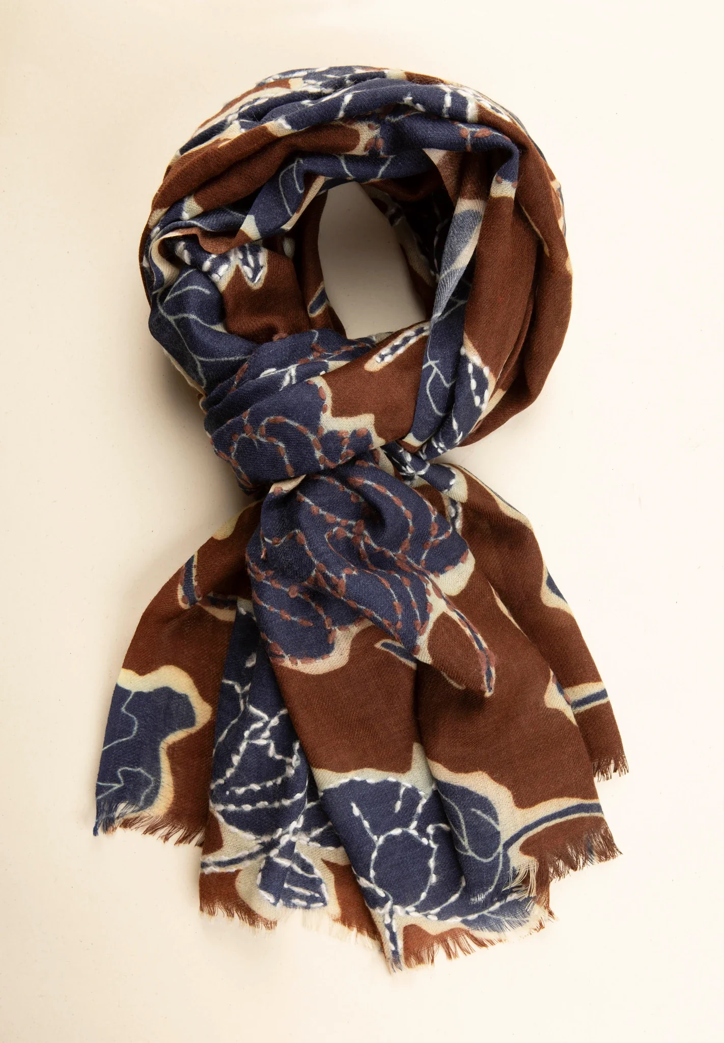 Sciarpa marrone lana ricamo fiori blu