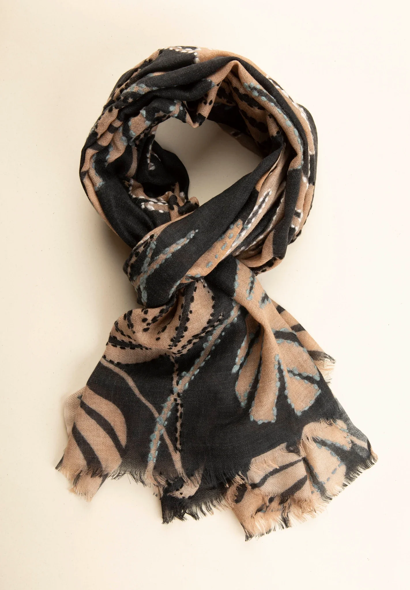 Sciarpa nera lana foglie ricamate beige