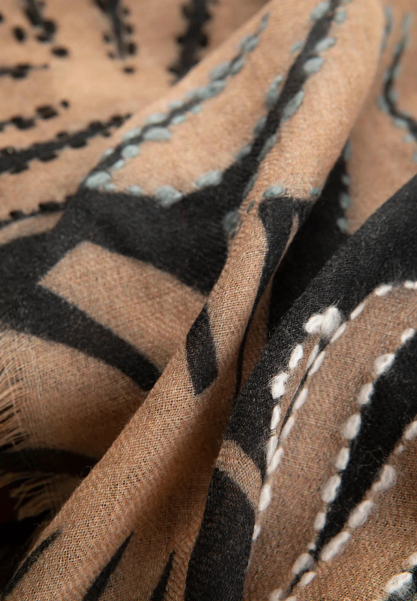 Sciarpa nera lana foglie ricamate beige - Image 2