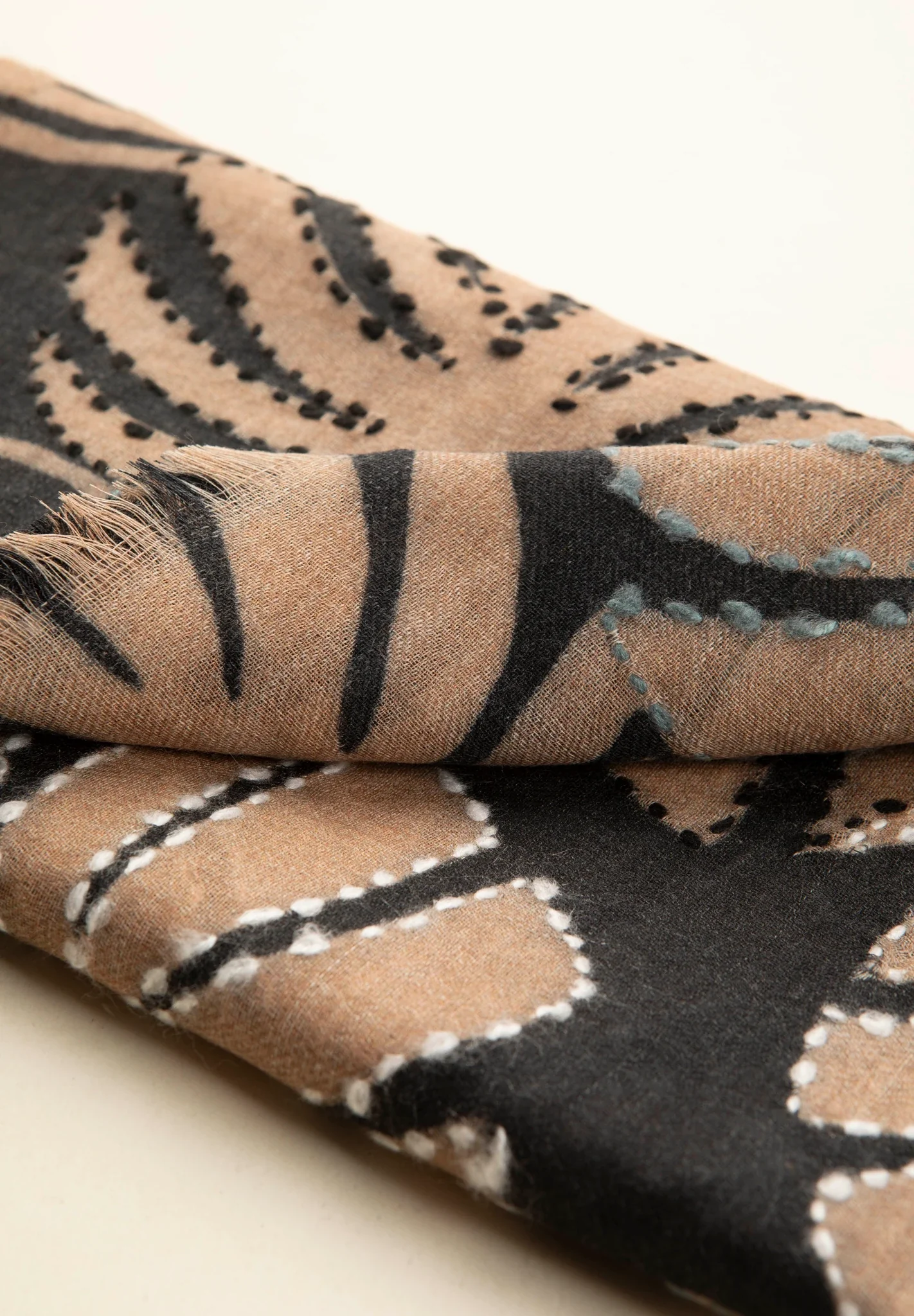 Sciarpa nera lana foglie ricamate beige - Image 3