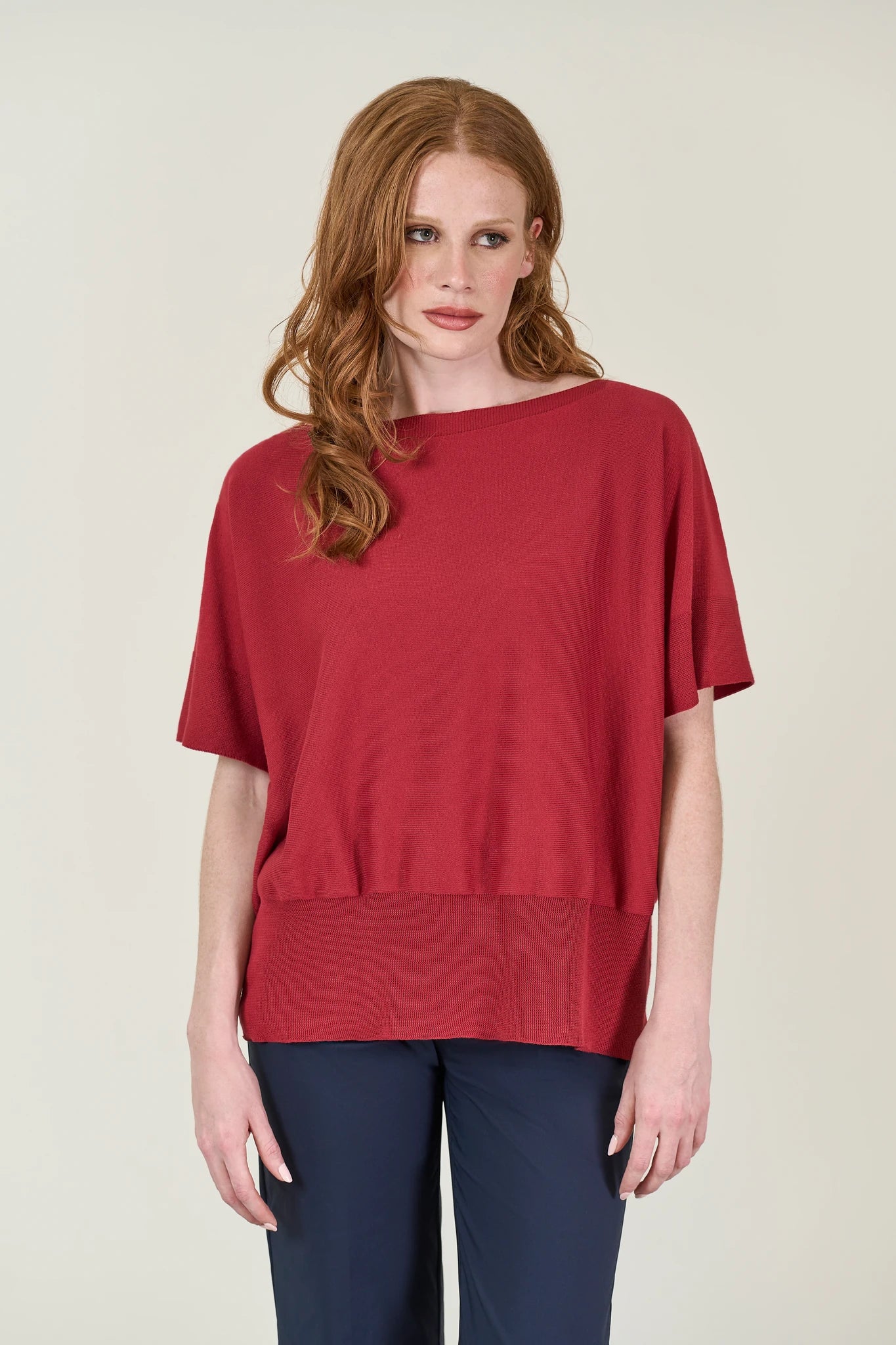 Maglia rossa barchetta manica scesa cotone
