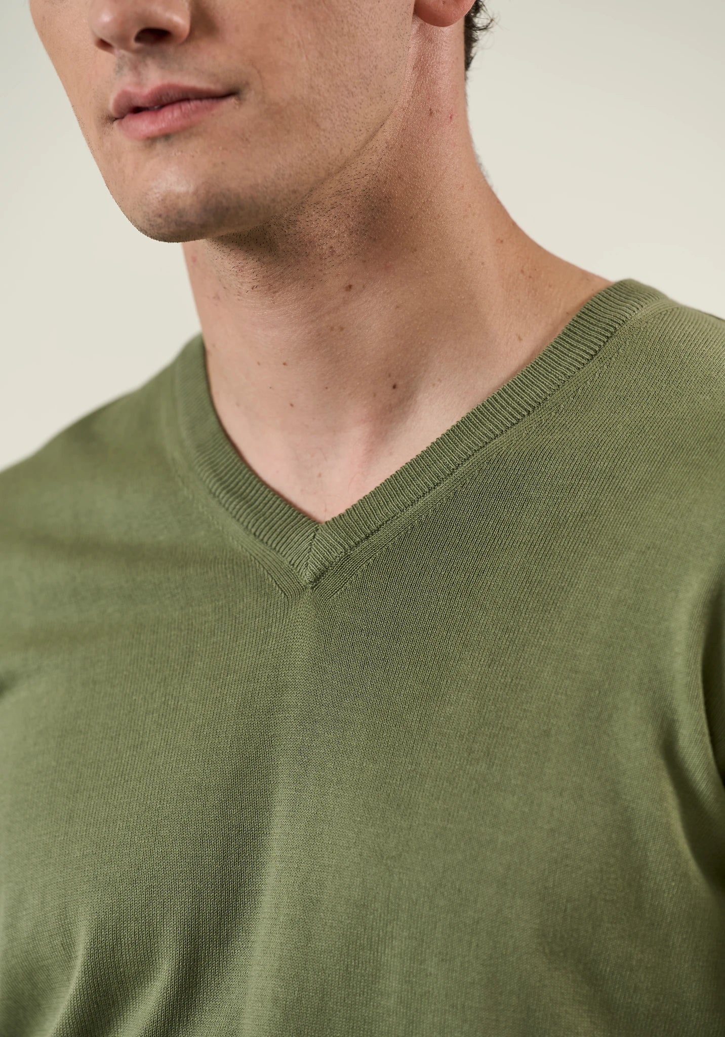 Scollo V verde cotone - Image 2