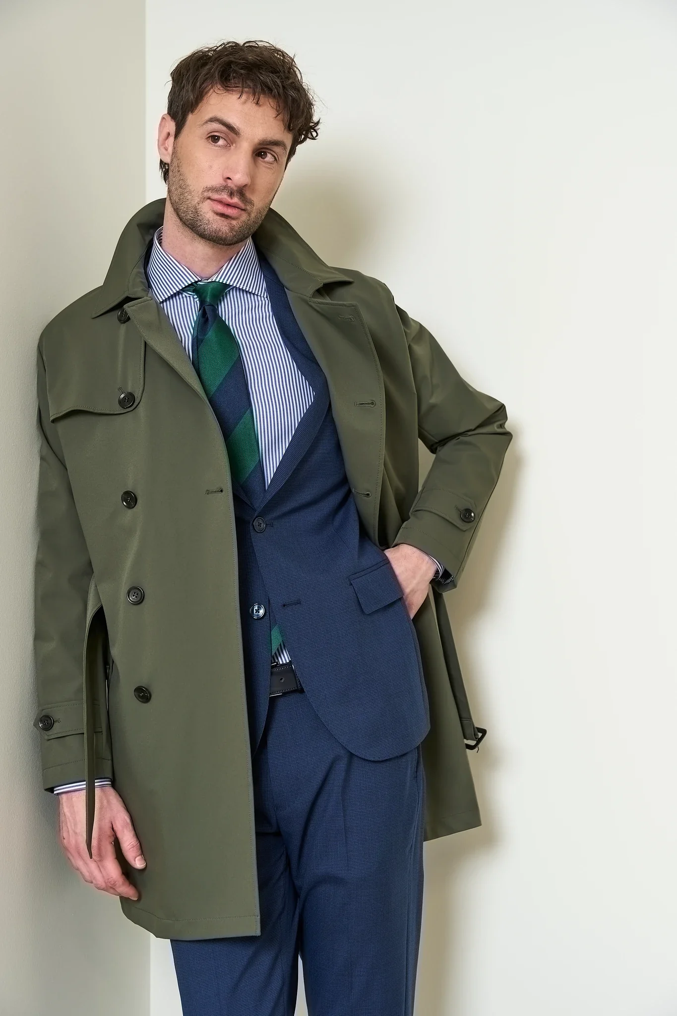 Trench verde militare doppiopetto con cintura